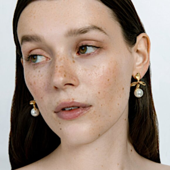 NEW ~ Anthropologie Shashi "Fiorina" Pearl Flower Earrings - Picture 12 of 13